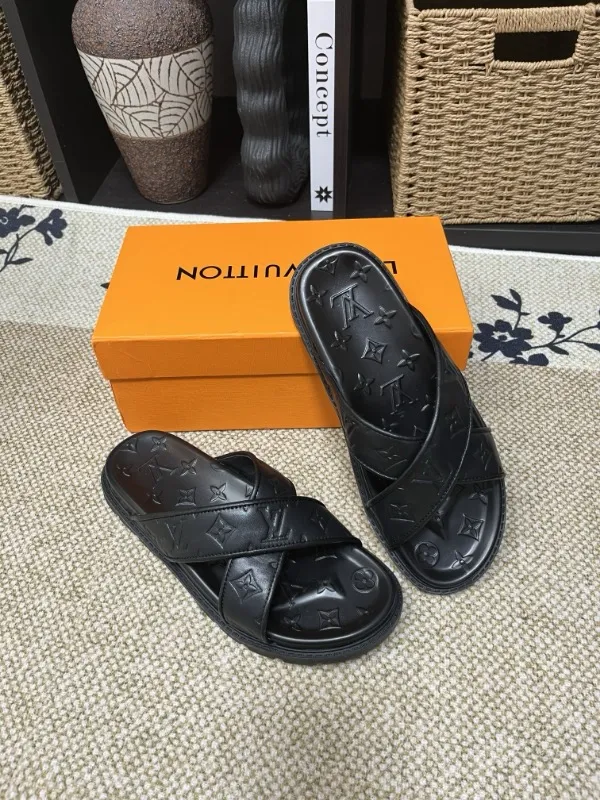 P270🏆Louis Vuitton 🏆[Louis Vuitton] Spring/Summer 2025 [Men's Flip Flops] 🎯🎯As an active family in the fashion industry ⭐ Lv is characterized by bold innovation ⚡Create this casual business style for Chinese fashionable men ✨The fabric is made of imported high-grade cowhide 🔥 Clean and neat ⚡Fashionable and elegant🌹Breathable, sweat-absorbent and deodorant👈So luxurious, high-end and domineering. 👍Must be sold if you repost the picture. Number of yards: 38--46. Color: 🎉 For large quantities. Welcome to repost.